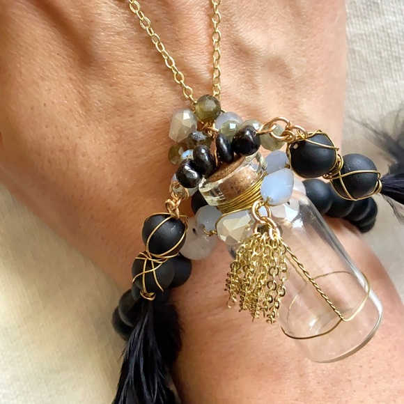 ⚡️ ONYX & TOURMELATED QUARTZ FEATHER HAND CHAIN ⚡️ - Picture 3 of 8